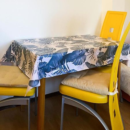 1 Bedroom Awesome Apartment In Liznjan Bagian luar foto