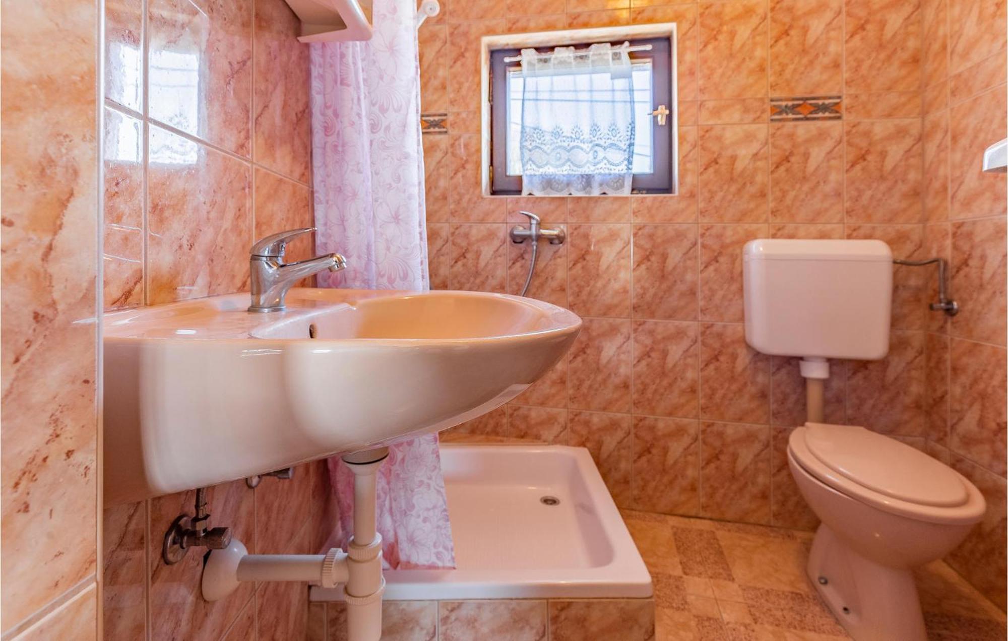 1 Bedroom Awesome Apartment In Liznjan Bagian luar foto