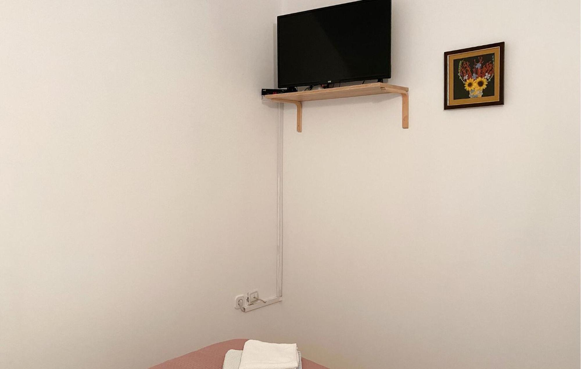 1 Bedroom Awesome Apartment In Liznjan Bagian luar foto