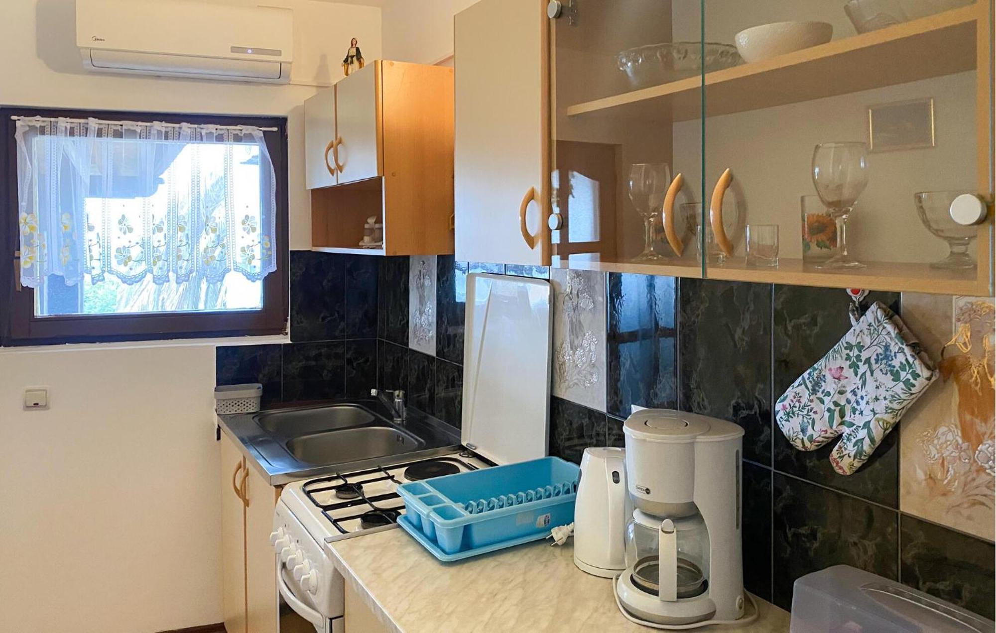1 Bedroom Awesome Apartment In Liznjan Bagian luar foto