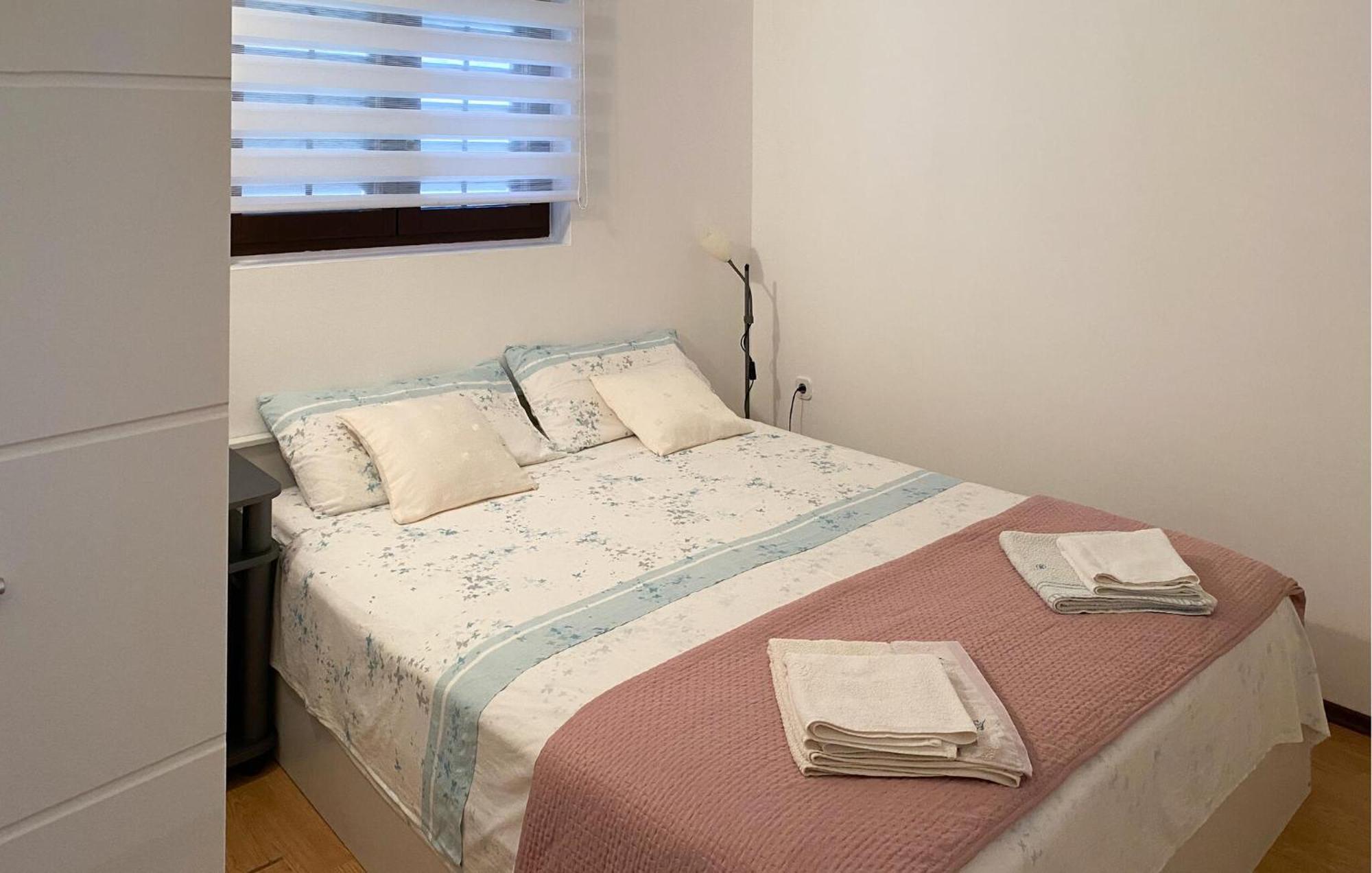 1 Bedroom Awesome Apartment In Liznjan Bagian luar foto