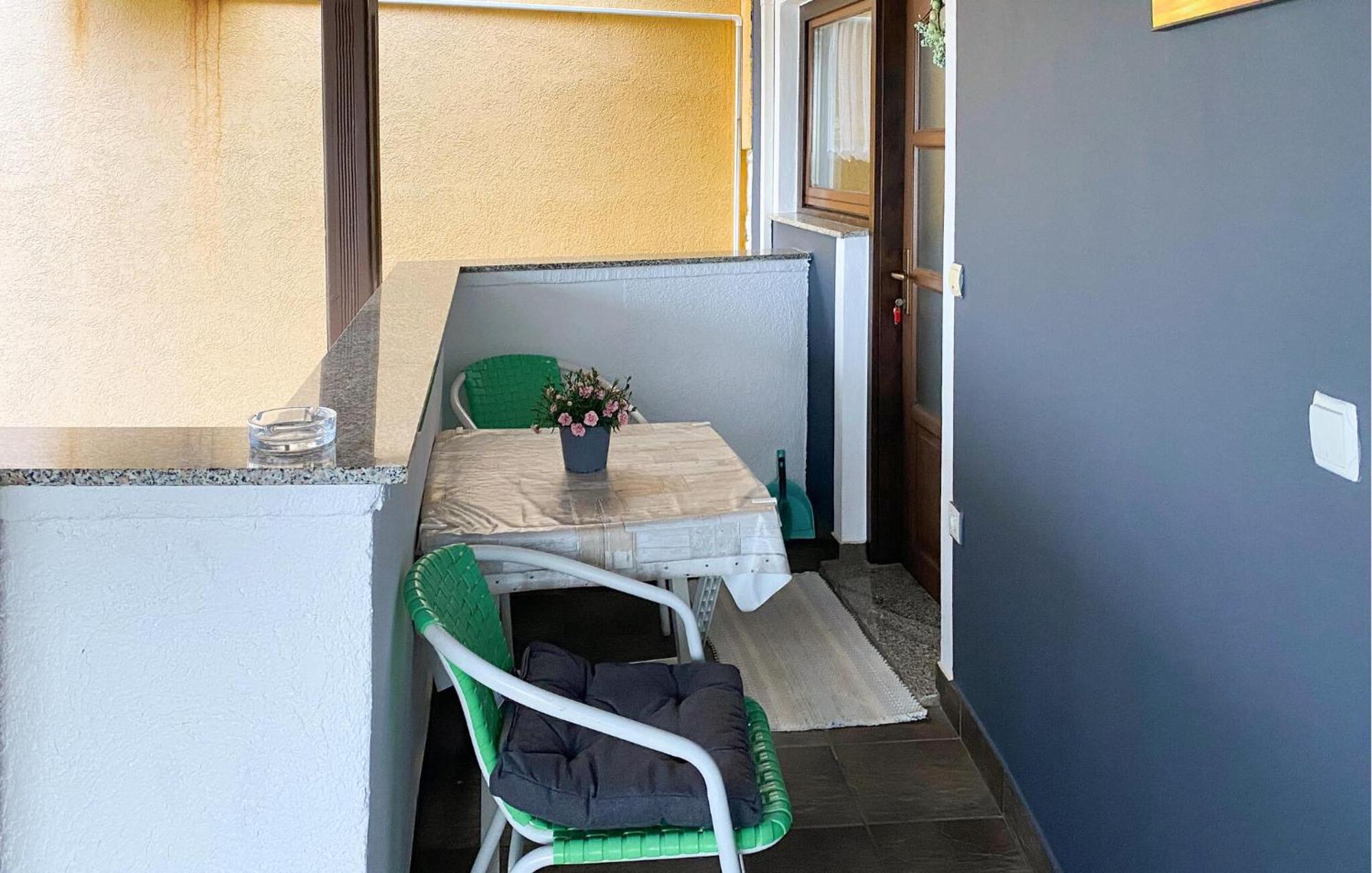 1 Bedroom Awesome Apartment In Liznjan Bagian luar foto